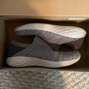 6️⃣ Grey flats from sketchers